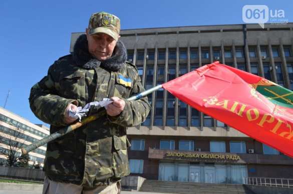 В Запорожье «Правый сектор» порвал портрет Порошенко (ФОТО, ВИДЕО) | Русская весна