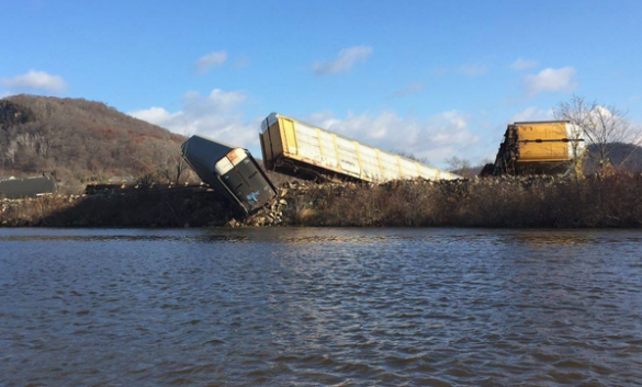 В США с рельсов сошли более 30 вагонов грузового поезда перевозившего спирт (ФОТО) | Русская весна