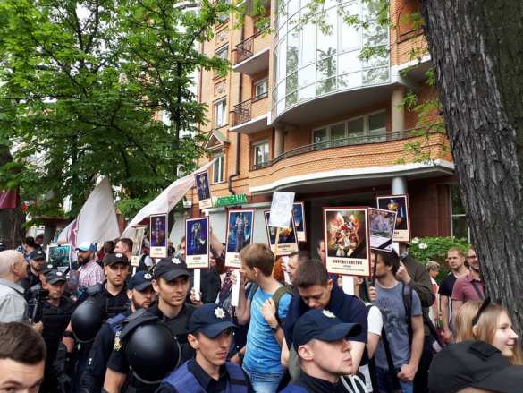 Орки: в Киеве над «Бессмертным полком» поглумились геймеры (ФОТО, ВИДЕО) | Русская весна