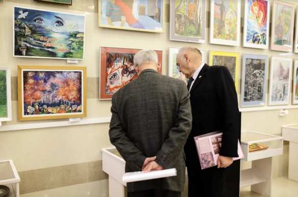 «Война и мир глазами детей Донбасса»: удивительная выставка открылась в Симферополе (ФОТО) | Русская весна