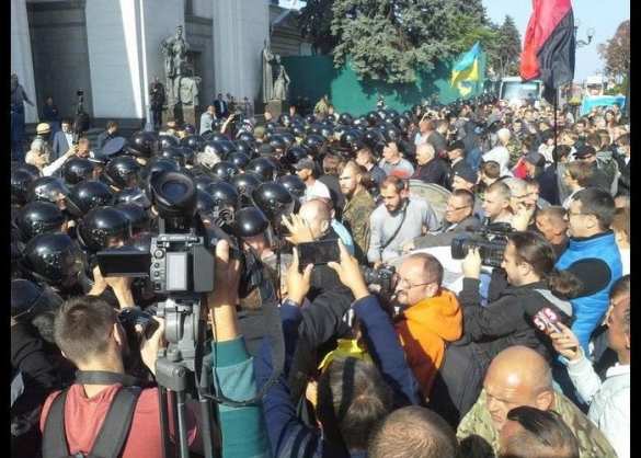 У Верховной рады в Киеве начались столкновения. «Правый сектор» пытается прорвать кордон милиции (онлайн) | Русская весна