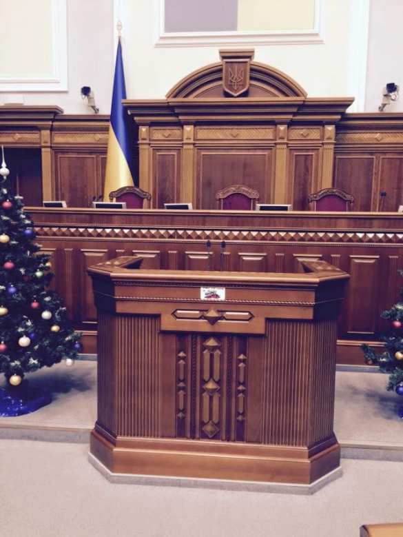 «Донбасс будет Украинским!» — БТР ВСУ переезжает гору трупов. Трибуну Рады украсили садистской картинкой | Русская весна