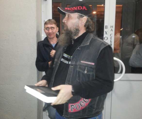 Новосибирск: Антимайдан принес весы к зданию избиркома для контроля за голоданием Волкова и либеральных активистов (ФОТО) | Русская весна