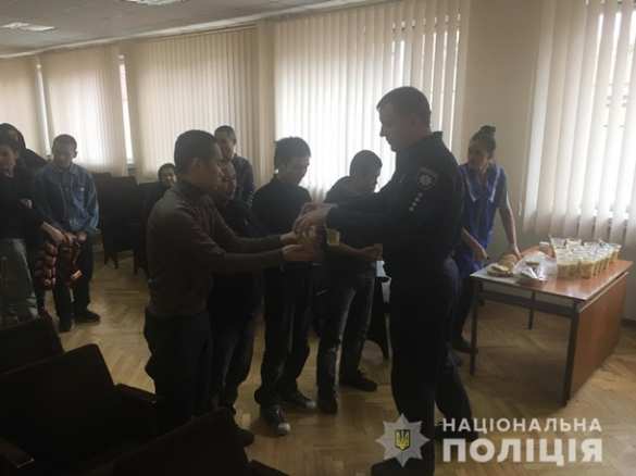 Под Киевом задержали 28 голодных вьетнамцев (ФОТО) | Русская весна