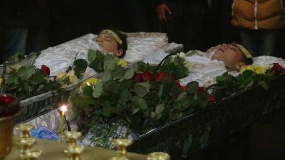 Донецк простился с детьми, погибшими при обстреле украинской артиллерией школы № 63 (фото/видео) | Русская весна