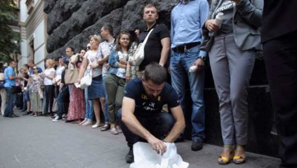 Очередь за жизненно необходимыми лекарствами под Кабмином Украины (ФОТОРЕПОРТАЖ) | Русская весна