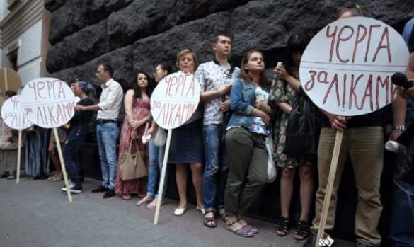 Очередь за жизненно необходимыми лекарствами под Кабмином Украины (ФОТОРЕПОРТАЖ) | Русская весна
