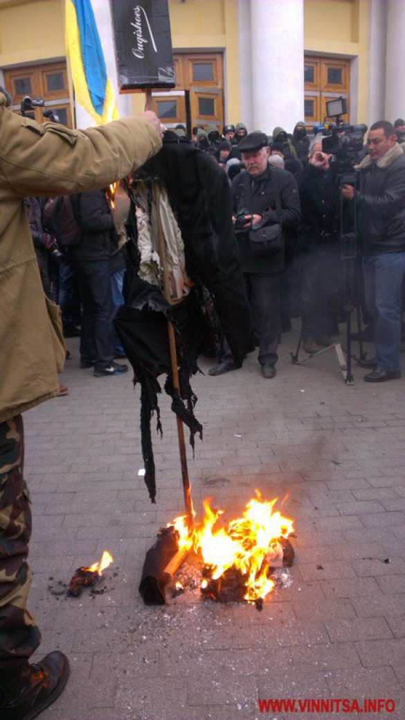 В Виннице активисты винницкого «майдана» жгли шины и растоптали портрет Порошенко (видео/фото) | Русская весна