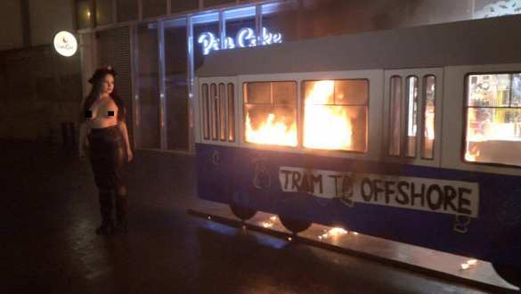 В Виннице Femen подожгли «трамвай Порошенко в офшоры» (ФОТО, ВИДЕО 18+) | Русская весна