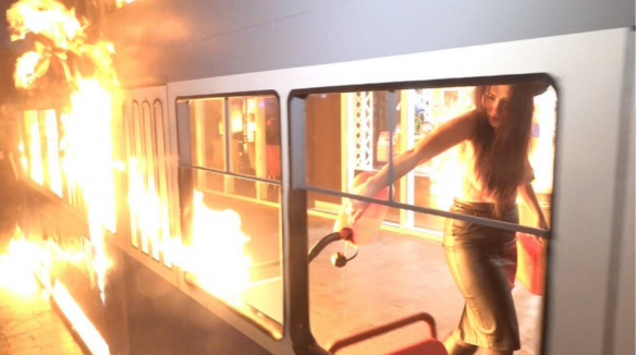 В Виннице Femen подожгли «трамвай Порошенко в офшоры» (ФОТО, ВИДЕО 18+) | Русская весна