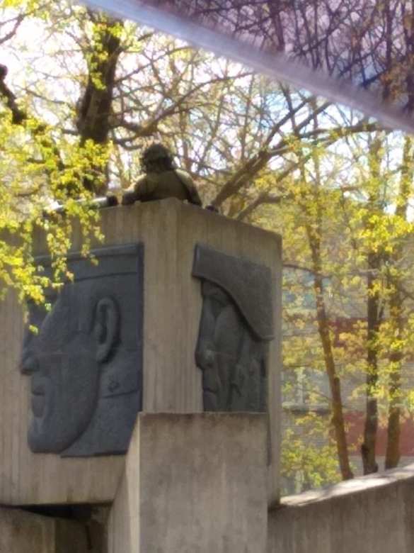 Запредельное свинство: солдат НАТО с гранатомётом залез на памятник советским воинам в Эстонии (ФОТО) | Русская весна