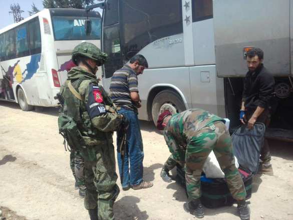 Добрым словом и истребителем: Тысячи боевиков сдают тяжёлое вооружение российским военным и покидают Ярмук (ФОТО) | Русская весна