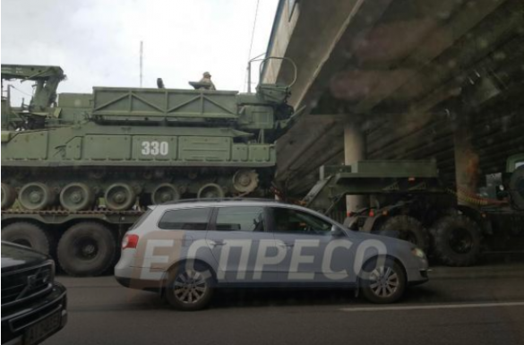 Это Украина: в Киеве военный тягач застрял под мостом (ФОТО) | Русская весна