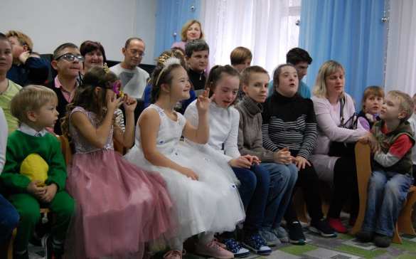 В Луганске детей с ограниченными возможностями поздравили с новогодними праздниками активисты проекта «Волонтёр» (ФОТО) | Русская весна