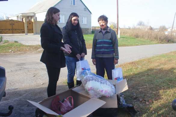 Волонтёры из России передали гуманитарную помощь единственной жительнице прифронтового села Сокольники в ЛНР (ФОТО) | Русская весна