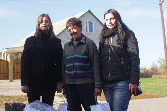 Волонтёры из России передали гуманитарную помощь единственной жительнице прифронтового села Сокольники в ЛНР (ФОТО) | Русская весна