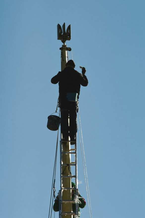 Плохому парламенту звезда мешала: над зданием Верховной Рады установили трезубец (ФОТО) | Русская весна