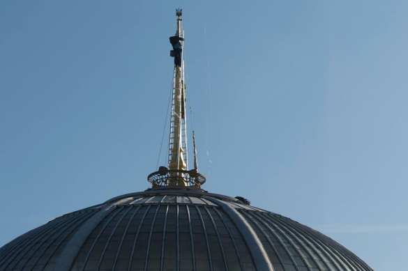 Плохому парламенту звезда мешала: над зданием Верховной Рады установили трезубец (ФОТО) | Русская весна