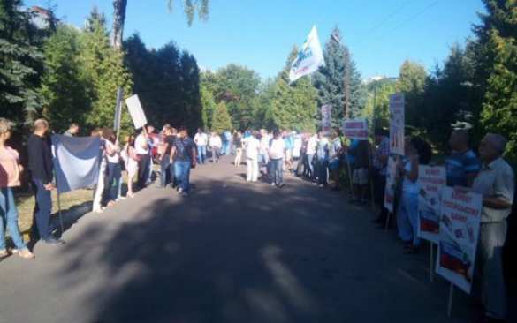 Во Львове радикалы собираются громить российский банк, уже подожгли покрышки (ФОТО) | Русская весна