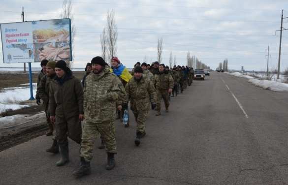Антисанитария и отсутствие элементарных бытовых условий заставили украинских военных идти пешком с полигона в прокуратуру (ФОТО, ВИДЕО) | Русская весна