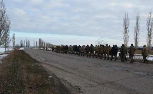 Антисанитария и отсутствие элементарных бытовых условий заставили украинских военных идти пешком с полигона в прокуратуру (ФОТО, ВИДЕО) | Русская весна