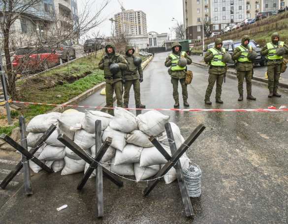 Одесса: противотанковые ежи и биотуалет вместо кабинки для голосования у консульства России (ФОТО, ВИДЕО) | Русская весна