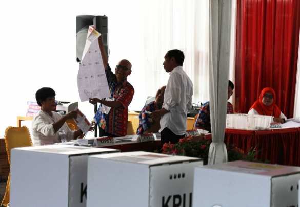 «Самые сложные выборы»: более 90 человек умерли от переутомления, считая бюллетени (ФОТО, ВИДЕО) | Русская весна