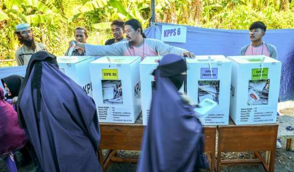 «Самые сложные выборы»: более 90 человек умерли от переутомления, считая бюллетени (ФОТО, ВИДЕО) | Русская весна