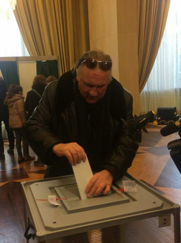 Жерар Депардье проголосовал на выборах президента России в Париже (ФОТО, ВИДЕО) | Русская весна