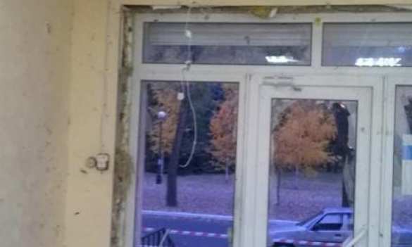 Выборы по-украински: В Днепропетровской области в штаб партии бросили взрывчатку, ранен охранник | Русская весна