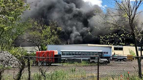 В США самолет упал на здание, начался пожар (ФОТО, ВИДЕО) | Русская весна