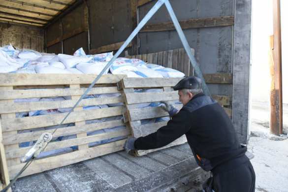 Из Крыма на Донбасс отправили 22 тонны продуктов и теплых вещей (фото) | Русская весна