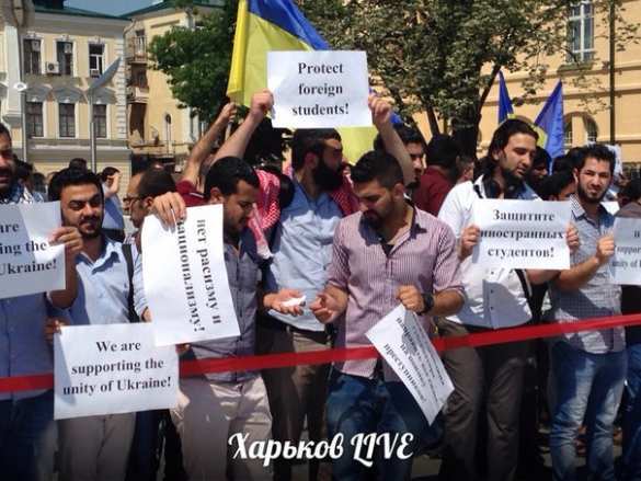 В Харькове иностранные студенты митингуют против расизма (ФОТО) | Русская весна