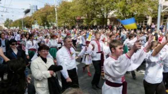 Мариуполь пытаются удержать украинством: шествия в вышиванках, мини-парады. А за городом стрельба (фото, видео) | Русская весна