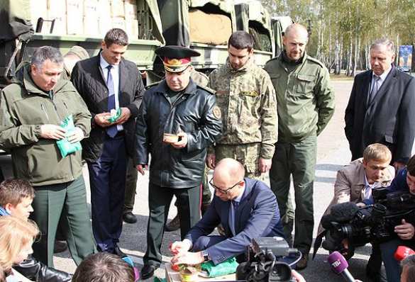 Дегустация сухпайка Яценюк обещает утеплить нацгвардию к 10 октября (фото) | Русская весна