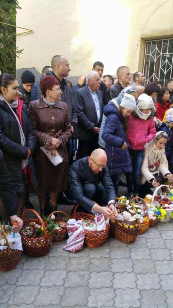 В Сети высмеяли Яценюка за посещение храма под охраной (ФОТО) | Русская весна