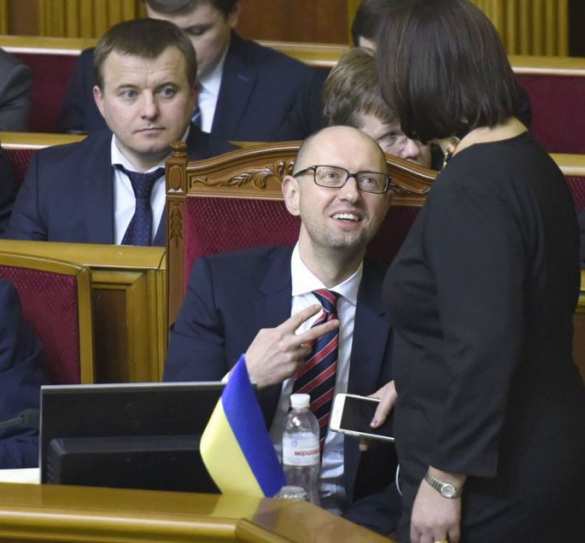 Убеждал, улыбался и пил водичку: как Яценюк вел себя в Раде (ФОТОЛЕНТА) | Русская весна