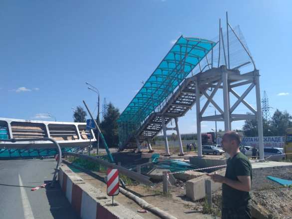 На трассе под Москвой рухнул пешеходный переход (ФОТО, ВИДЕО) | Русская весна
