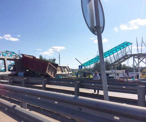 На трассе под Москвой рухнул пешеходный переход (ФОТО, ВИДЕО) | Русская весна