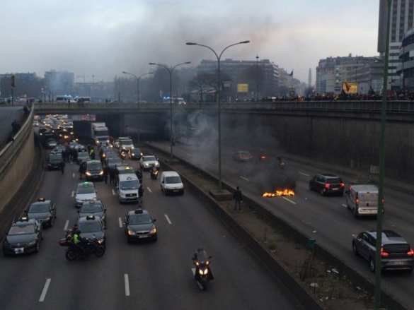 Хаос на улицах Парижа: горящие шины, бойня с полицией, слезоточивый газ (ФОТО, ВИДЕО) | Русская весна