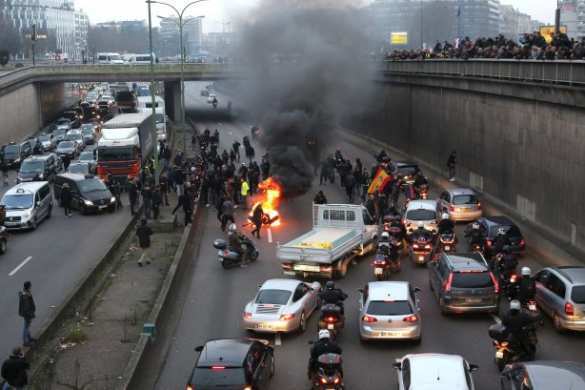 Хаос на улицах Парижа: горящие шины, бойня с полицией, слезоточивый газ (ФОТО, ВИДЕО) | Русская весна
