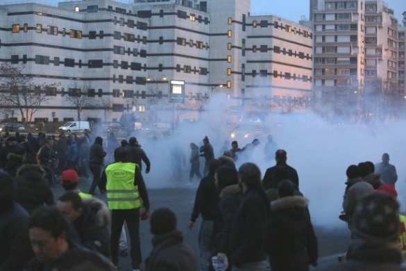 Хаос на улицах Парижа: горящие шины, бойня с полицией, слезоточивый газ (ФОТО, ВИДЕО) | Русская весна