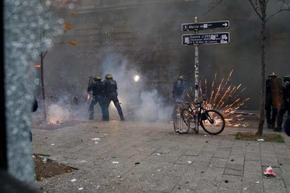 Бунт против пенсионной реформы: полтора миллиона французов вышли на улицы (ФОТО, ВИДЕО) | Русская весна