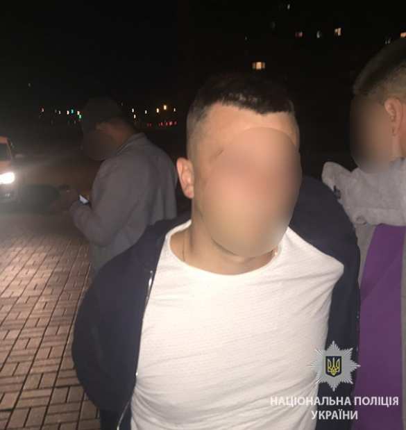 В Киеве полицейский торговал наркотиками у торгового центра (ФОТО) | Русская весна