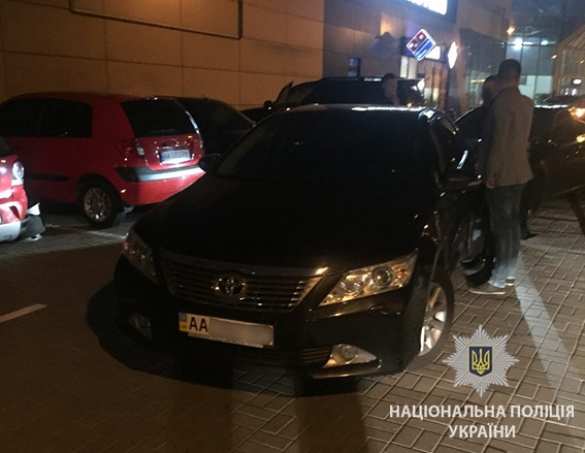 В Киеве полицейский торговал наркотиками у торгового центра (ФОТО) | Русская весна