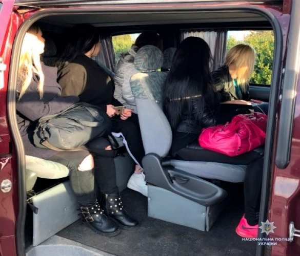 Немец попытался вывезти в бордель четырех украинок (ФОТО) | Русская весна