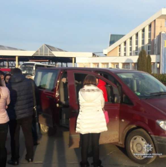 Немец попытался вывезти в бордель четырех украинок (ФОТО) | Русская весна