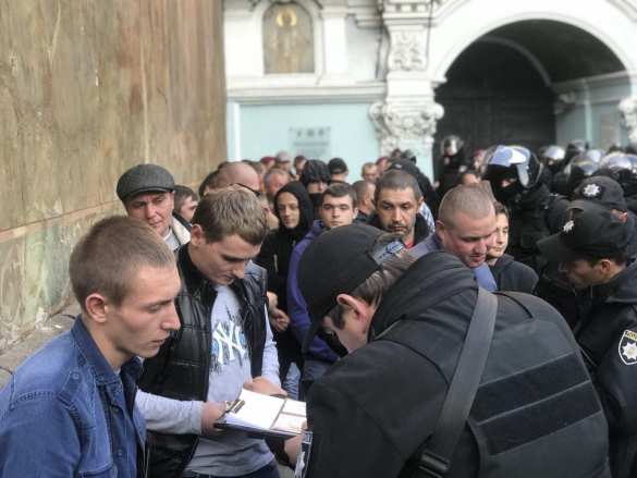У Лавры задержали 30 «подозрительных» человек (ФОТО, ВИДЕО) | Русская весна