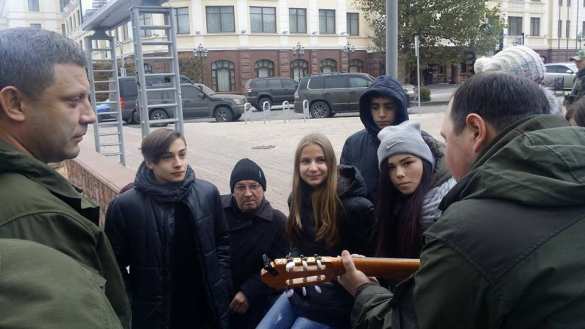 Народная Республика: руководители ДНР поют песни под гитару с молодежью на улицах Донецка (ФОТО) | Русская весна