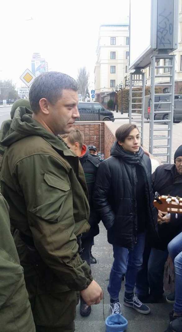 Народная Республика: руководители ДНР поют песни под гитару с молодежью на улицах Донецка (ФОТО) | Русская весна